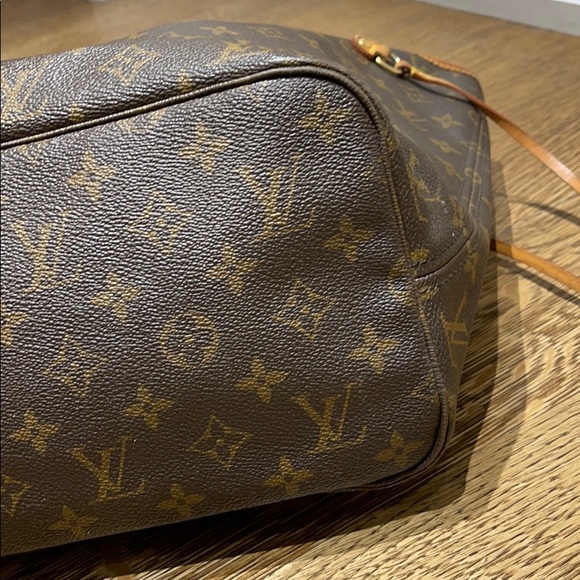 Louis Vuitton Neverfull Classic Monogram Tote - Picture 4 of 9